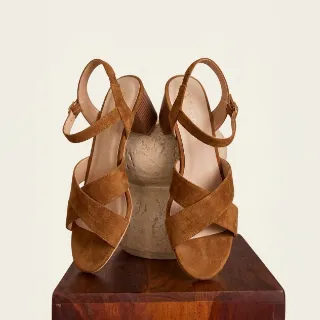 Klompjes met hak in leer en hout, karamelkleur, blokhak in hout van 5 cm - Blancheporte Blog