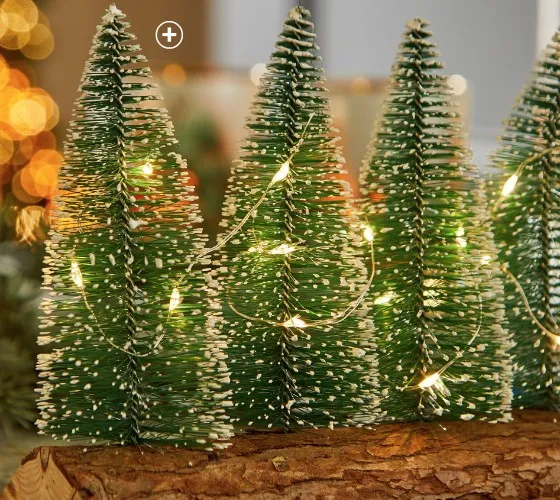 Kerstbomen met lampjes op houten sokkel in groen en bruin, goedkoop | Blancheporte