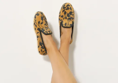 Val voor onze selectie pantoffels en sloffen: comfort en warmte verzekerd!