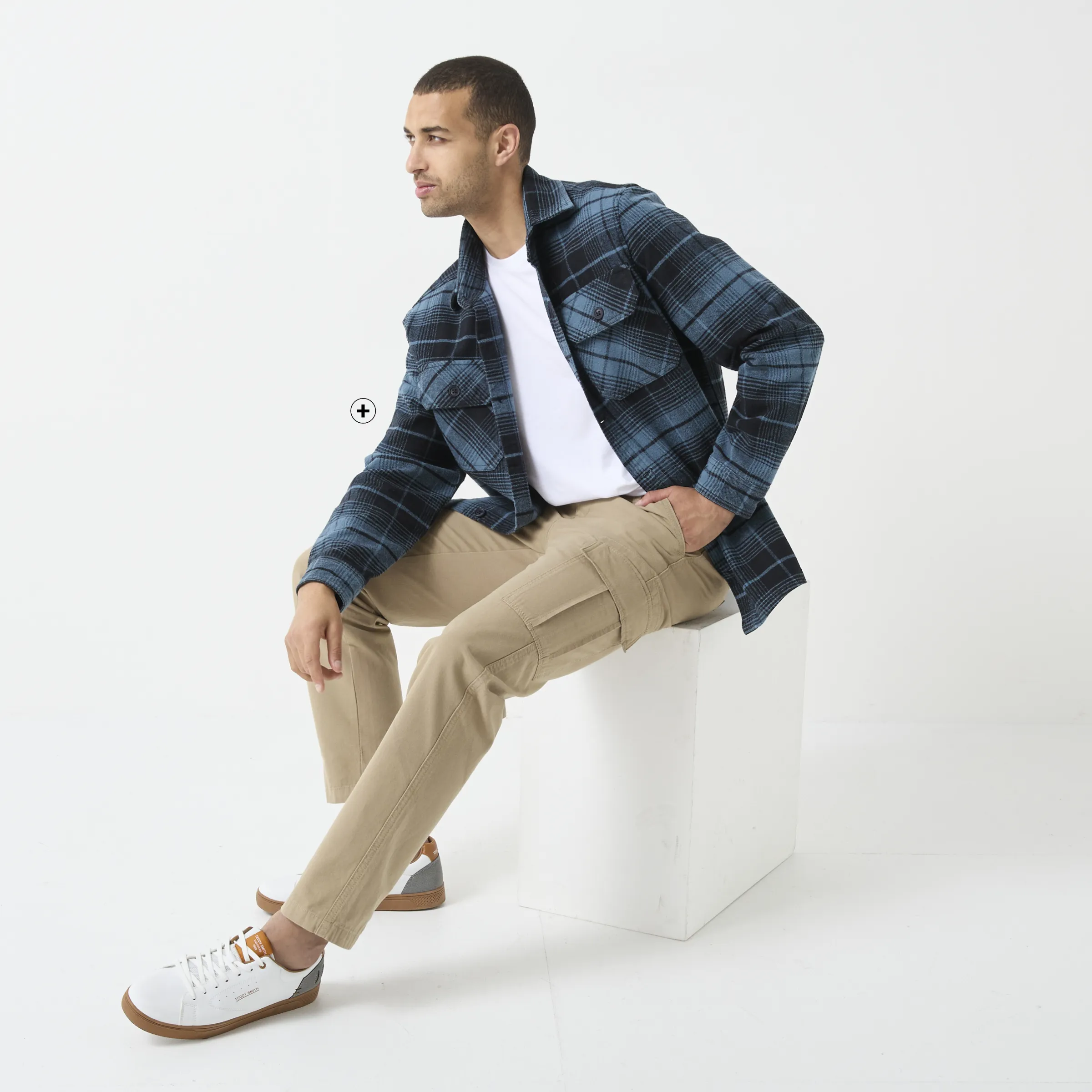 Heren overshirt van geruite flanel met knopen, voorbeeld van de juiste maat en bewegingsvrijheid – Blog Blancheporte