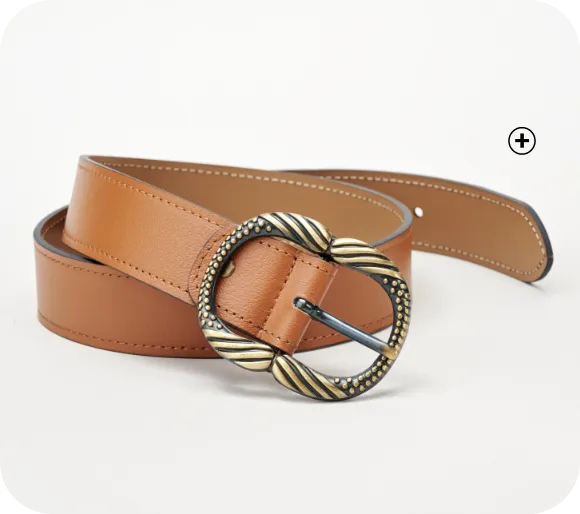 Riem met gouden gesp – chic accessoire dat het silhouet accentueert en jurken elegant laat uitkomen na 50 jaar