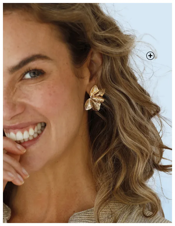 Deze oorbellen met een sierlijke bloemblaadjesvorm en warme goudkleur geven uw gezicht een verfijnde, stralende uitstraling - Blog Blancheporte