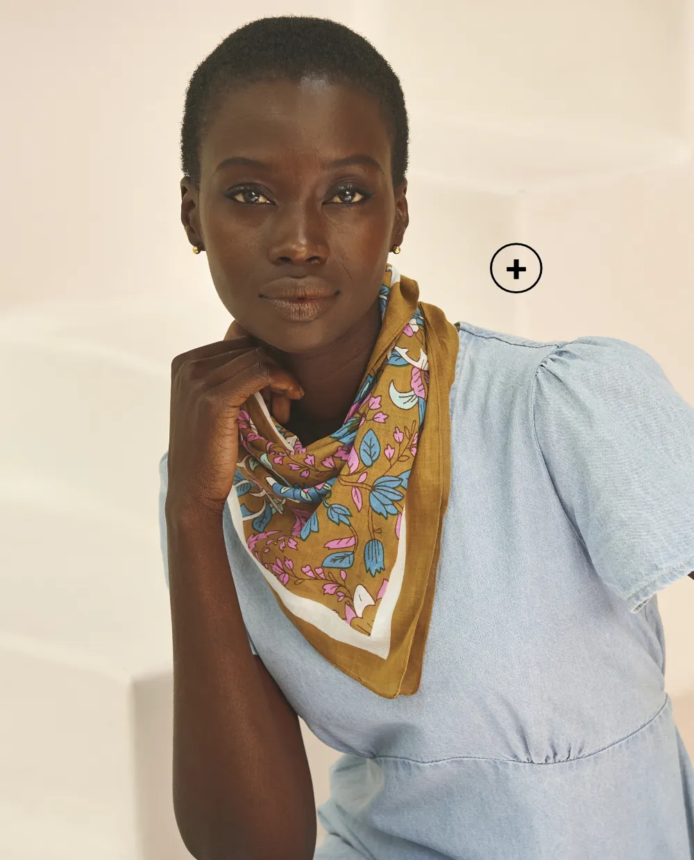 Foulard en voile de coton imprimé fleurs, accessoire léger, coloris safran, motifs floraux - Blog Blancheporte