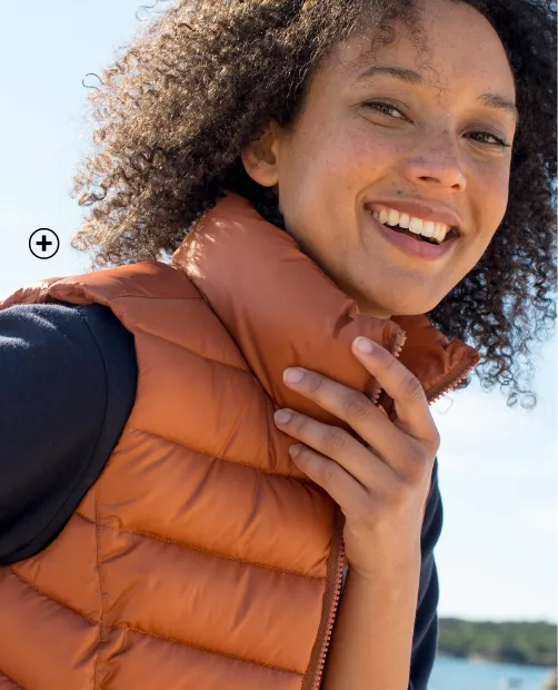 Mouwloze waterafstotende donsjas met opstaande kraag, ideaal om de bovenlijn te structureren en de armen te benadrukken – Blog Blancheporte