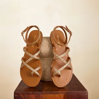 Platte gevlochten leren sandalen in goudkleur, spartaanse stijl, enkelbandje - Blancheporte Blog