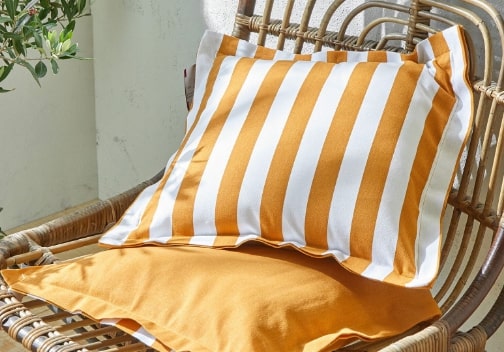 Een selectie dameskleding, herenkleding, huislinnen en decoratie met strepen: kussens, tapijten, sjaaltjes...