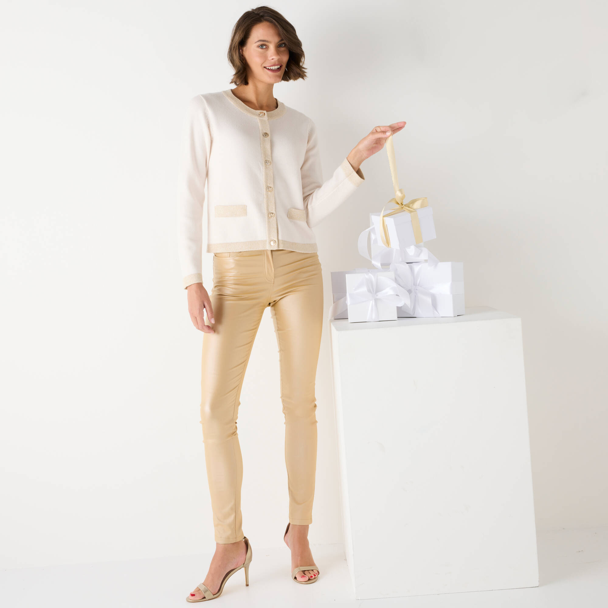 Cardigan met goudkleurige knopen, glanzende details, ecru